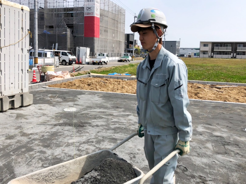 左官見習い　山下 敦史