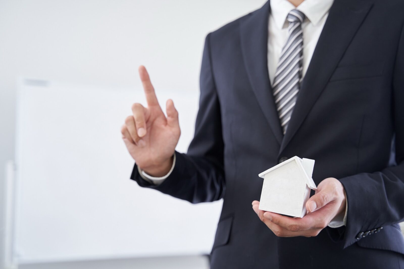 住宅の大切なポイントを説明する専門家