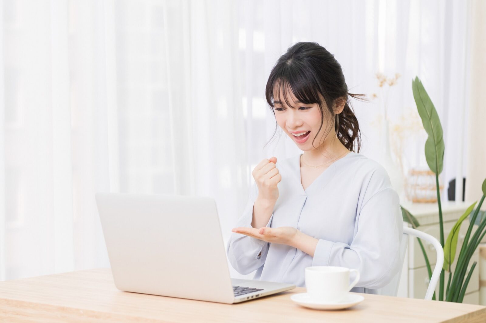 家の悩みが解決し納得する女性