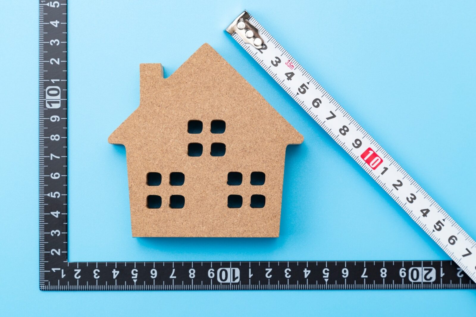 住宅模型と測量道具