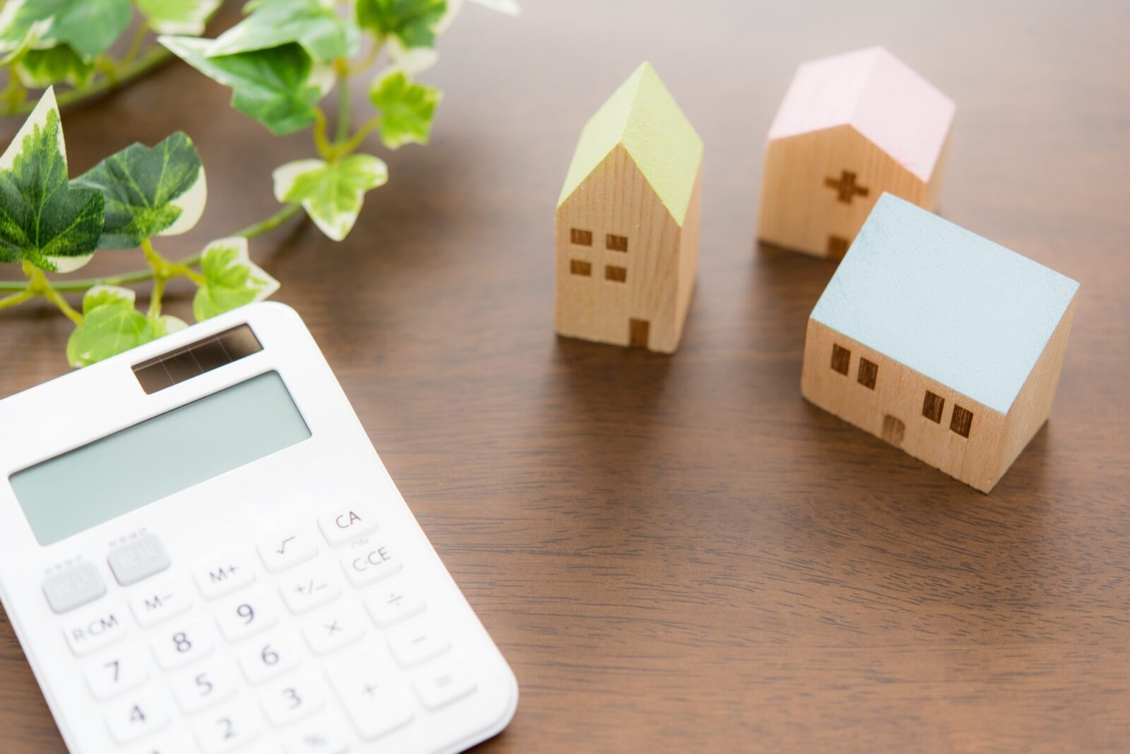 家の模型と電卓